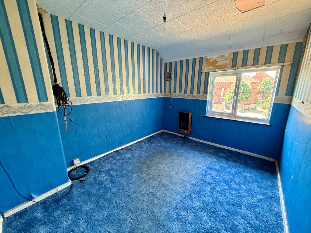 Lot: 217 - MID-TERRACE HOUSE FOR IMPROVEMENT - Bedroom two
